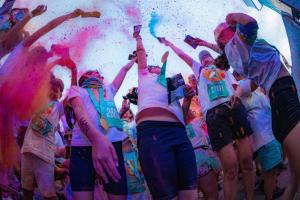 The Color Run Mamaia 2025 revine pe litoral pe 2 august 2025. Restricții de trafic anunțate