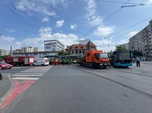 FOTO+VIDEO UPDATE Impact violent în București între un tramvai și un autobuz de călători! Mai multe persoane, asistate medical   