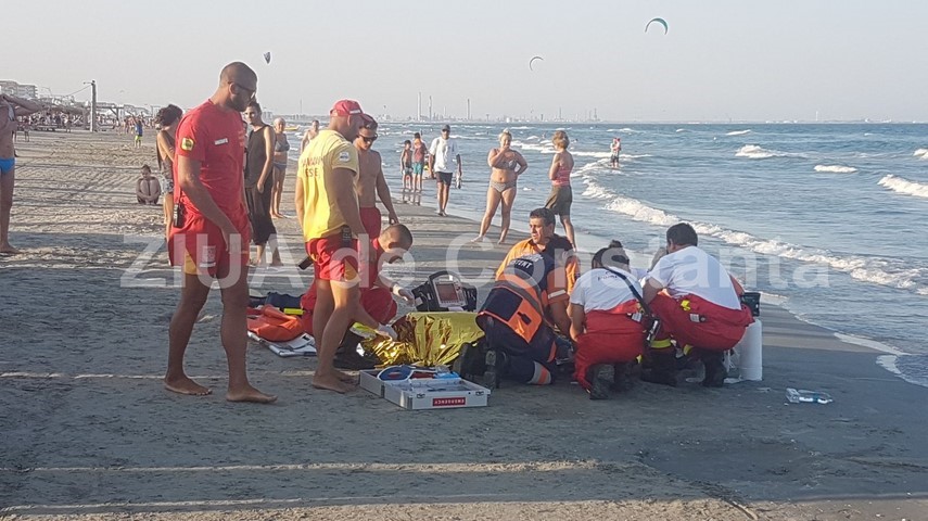 Știri Constanta azi: Barbat resuscitat pe plaja din Jupiter, dupa ce a fost tras in larg de curenti
