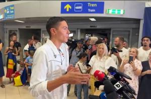 VIDEO. David Popovici, acasă! Campionul mondial, întâmpinat de oficialități, familie și prieteni la Aeroportul Otopeni