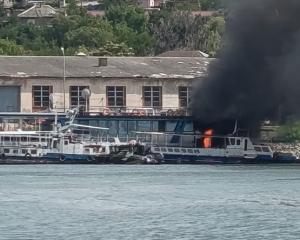UPDATE. FOTO-VIDEO. Incendiu la un ponton în municipiul Tulcea! Pompierii intervin       