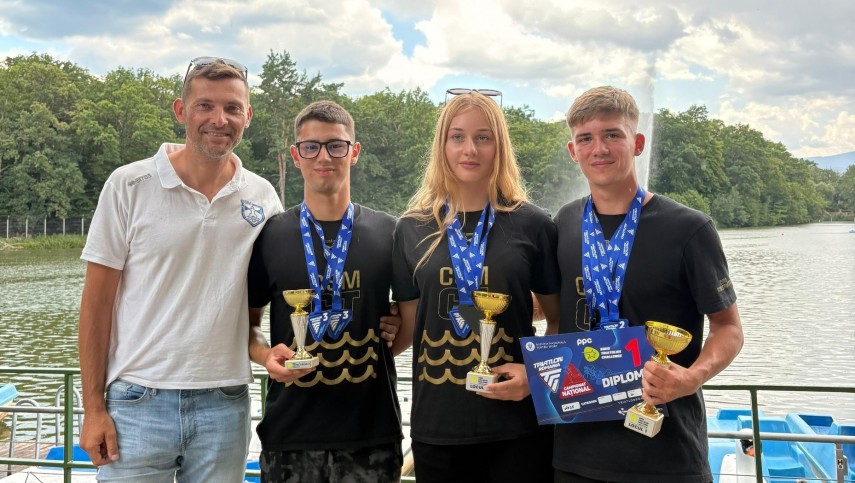 Raul Petre, Amalia Singuran și Carol Popa, alături de antrenorul Cristi Doicescu. Sursa foto: Facebook (CSM Constanța)
