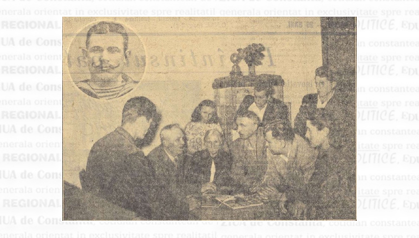 Potemkinistul Ivan Vasilievici Ghibelnov (al doilea din stânga) alături de soția sa, la Clubul Uzinelor 1 Mai din Ploiești