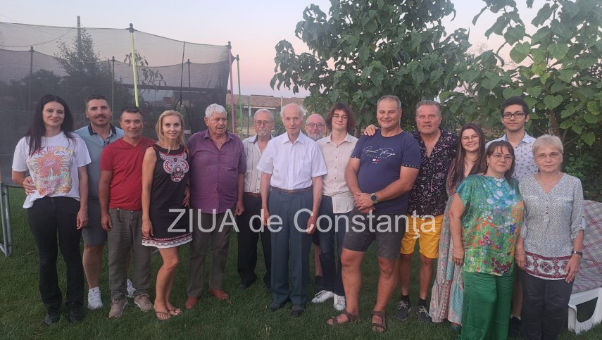 Câteva dintre persoanele apropiate care i-au fost alături lui Victor Albu la aniversare. Sursa foto: ZIUA de Constanța