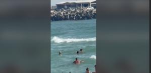 Turist scos din mare de salvamari la Eforie Nord.  După pericol, acesta a declarat „nu am nevoie de ajutor”! (VIDEO)