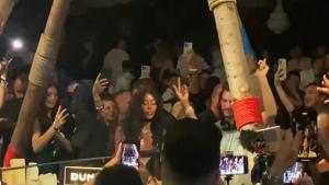 FOTO+VIDEO Naomi Campbell, apariție spectaculoasă la Constanța. Supermodelul a petrecut la Nuba Beach Club din Mamaia