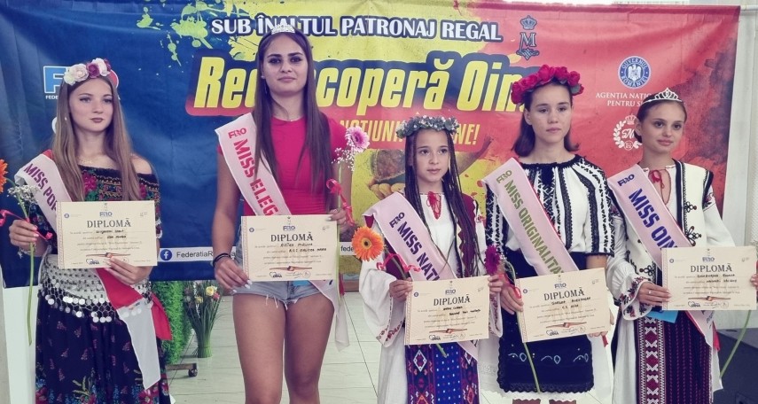 Claudia Anton (Tradisport Tomis Constanța) - în centru, Roxana Ghibarșina (Hoinarii Saligny) - prima din dreapta. Sursa foto: Facebook (Federația Română de Oină)