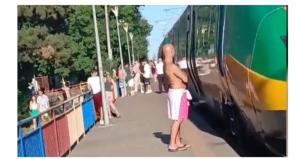 FOTO-VIDEO. Incendiu de vegetație violent la Medgidia. Haos pe calea ferată. Călătorii opriți în zona Valu lui Traian sunt revoltați    
