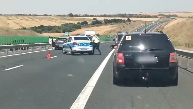Trafic restrictionat pe A2, sensul de mers spre Bucuresti, din cauza unui accident rutier. Trei masini sunt implicate