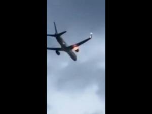 VIDEO Un avion Boeing cu 273 de pasageri aterizează de urgență în Italia după ce motorul a luat foc
