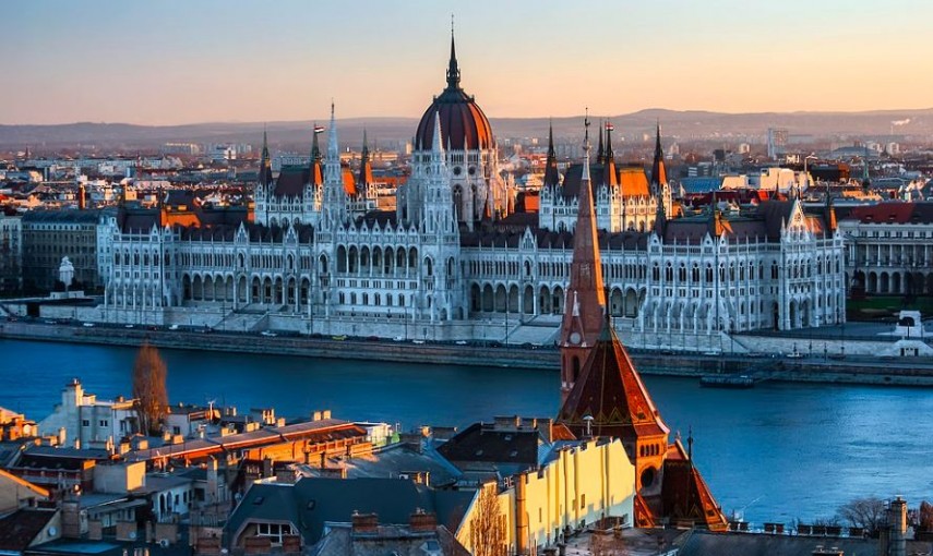 Clădirea Parlamentului Ungariei de pe malul Dunării la Budapesta