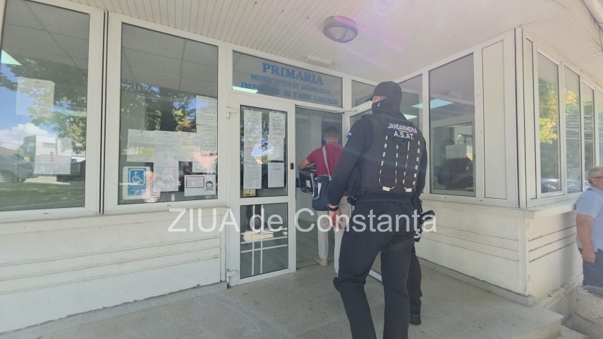 FOTO-VIDEO Descinderi la Primaria Mangalia! Procurorii, insotiti de mascati, fac cercetari in biroul primarului Cristian Radu