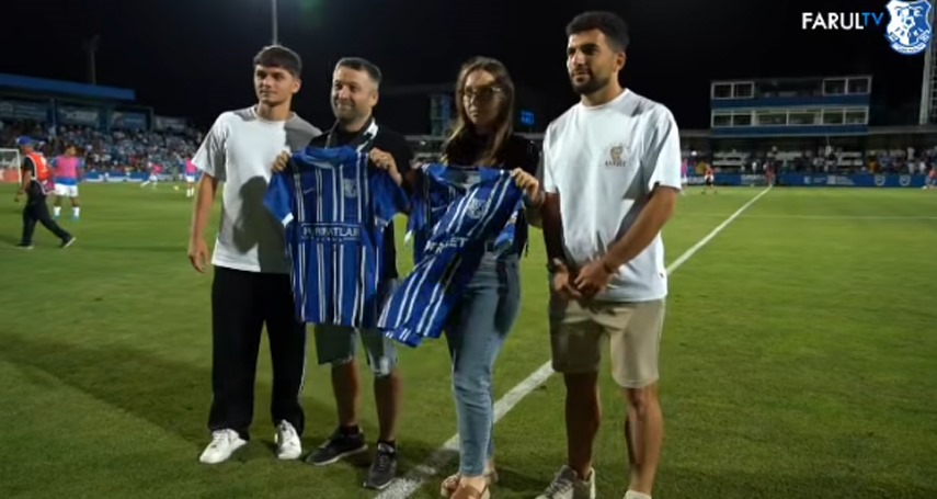 Cuplul Caterina și Petrișor Rusu, primind tricourile oficiale drept cadou de la David Maftei și Narek Grigoryan. Foto: Captură Facebook Farul Constanța