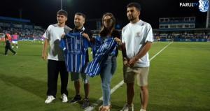 La pauza meciului Farul – U Cluj. Cadou pentru proaspeții căsătoriți „Iubirea voastră strălucește ca și Farul!” (VIDEO)  