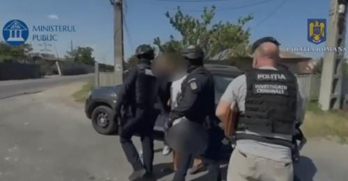VIDEO Două persoane reținute într-un dosar privind furturi de aparate de tip self pay