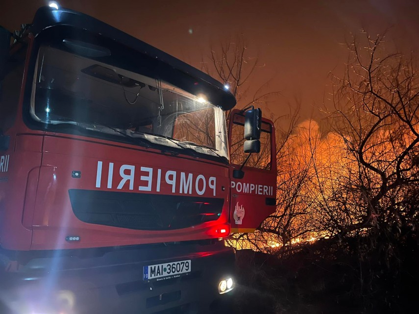 Pompierii intervin la un incendiu de vegetatie izbucnit intre Murighiol si Mahmudia, judetul Tulcea
