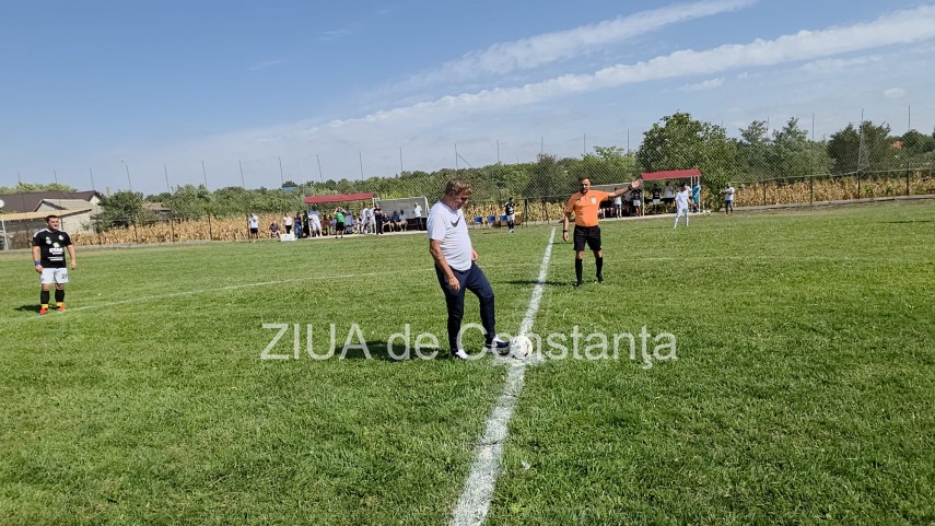 Gheorghe Hagi dă lovitura de start a meciului Tricolorul Săcele - Voința Siminoc. Foto: ZIUA de Constanța