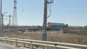 FOTO+VIDEO Trafic blocat pe A4 Constanța - Ovidiu din cauza unui transport agabaritic