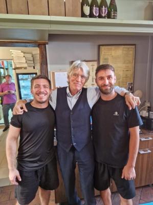 FOTO+VIDEO UPDATE. Actorul american Eric Roberts, oaspete surpriză la Restaurantul Toscana, la fabrica Eugenia și la Mrini Eye Hospital din Constanța    