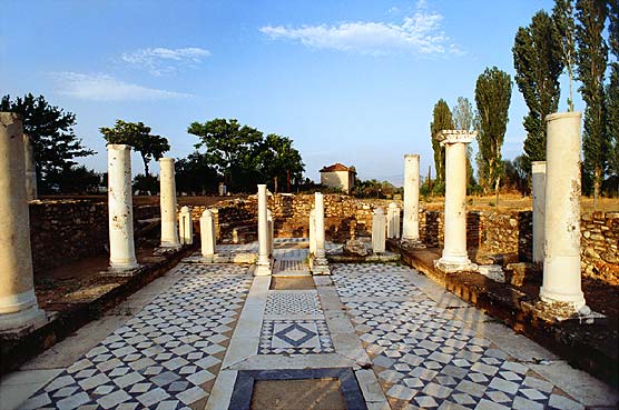 Heracleea Lyncestis⁠(d), oraș fondat de către Filip al II-lea Macedon în secolul al IV-lea î.e.n.: ruinele „micii basilici” bizantine