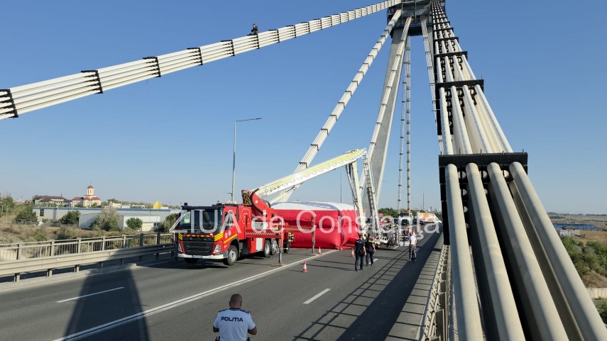 FOTO+VIDEO: Trafic blocat pe A4 spre Podul Nou de la Agigea din cauza barbatului care s-a urcat pe pod in semn de protest 