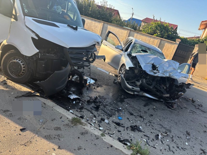 Știri Constanta: LIVE. UPDATE. FOTO+VIDEO.Accident rutier intre un microbuz si autoturism, la iesire din Mangalia. Planul Rosu a fost activat      