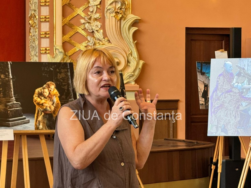 curatoarea Adriana Moca