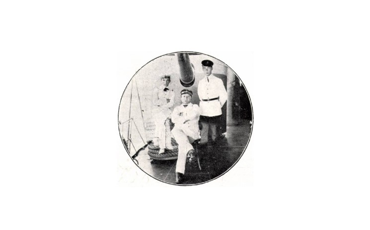 Comandanții Detașamentului de marinari care au debarcat primii pe teritoriul Bulgariei, trecând Dunărea la Rahova (de la stânga la dreapta): sublocotenentul Emil Geles, căpitanul Nicolae Constantinescu-Claps și elevul plutonier Vladimir Georgescu. Foto: „Gazeta Ilustrată”