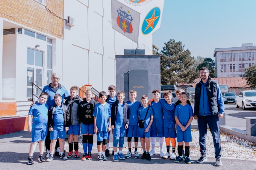 Echipa de minivolei a CSM Constanța, alături de antrenorii Constantin Alexe și Răzvan Parpală  