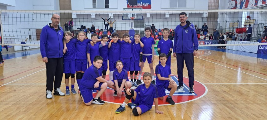 Echipa de minivolei a CSM Constanța, alături de antrenorii Constantin Alexe și Răzvan Parpală  