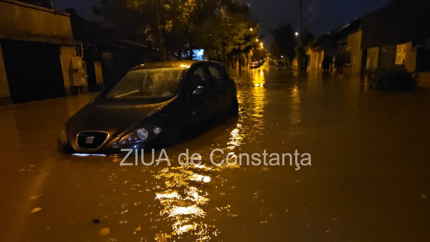 Cod rosu la Constanta: ​Masina luata de viitura intre Țepes Voda si Nicolae Balcescu! O persoana a ramas blocata pe capota 