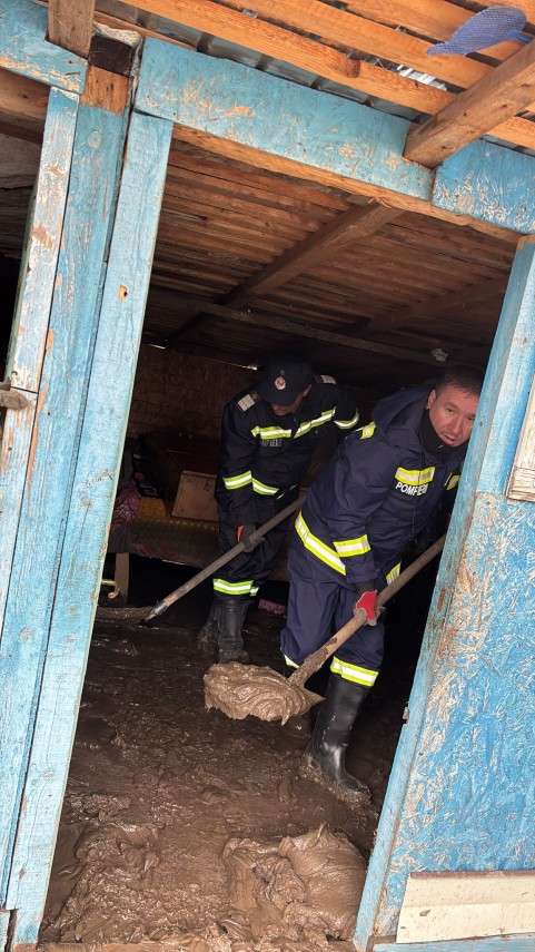 stiri constanta foto video 16 pompieri actioneaza in comuna silistea pentru evacuarea apei din gospodariile