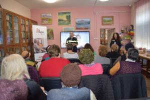 FOTO Activitate de prevenire a fraudelor online pentru seniorii din Măcin, județul Tulcea, desfășurată de polițiști