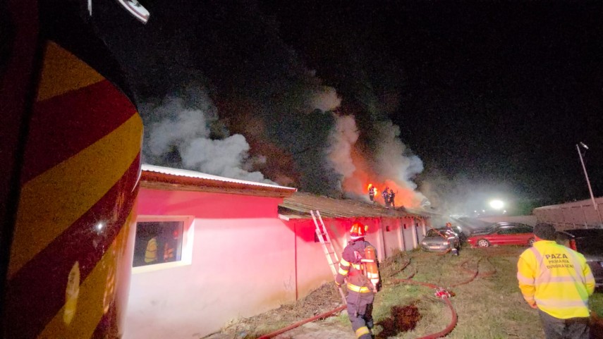 foto incendiu de amploare in judetul suceava doua hale cuprinse de flacari intervin mai multe echipaje foto incendiu de amploare in judetul suceava doua hale cuprinse de flacari intervin mai multe echipaje