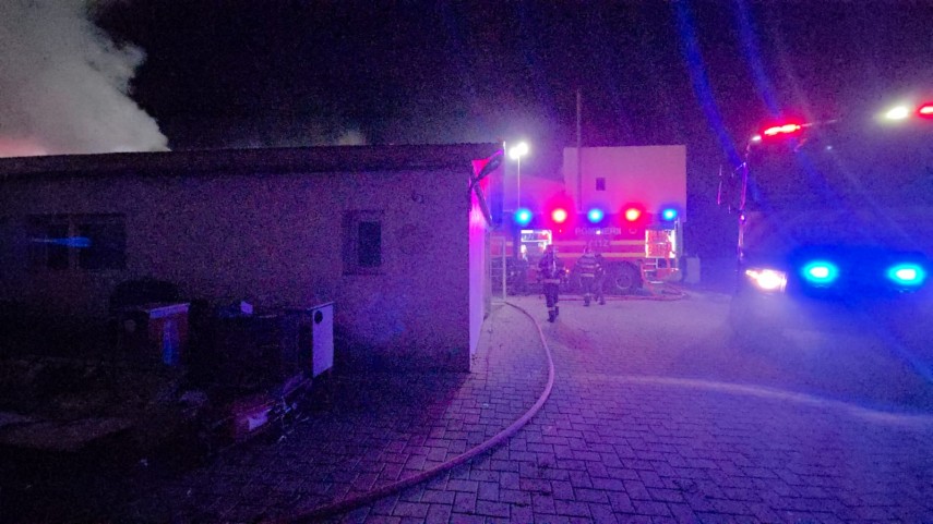 foto incendiu de amploare in judetul suceava doua hale cuprinse de flacari intervin mai multe echipaje foto incendiu de amploare in judetul suceava doua hale cuprinse de flacari intervin mai multe echipaje