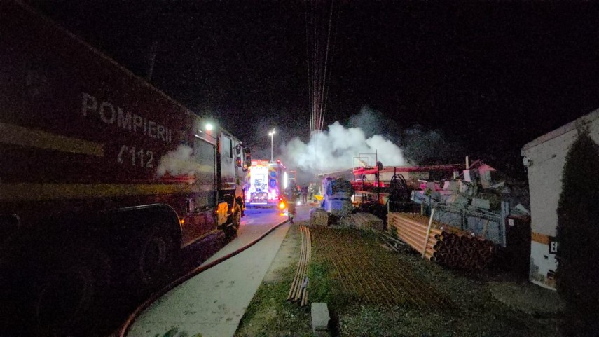 foto incendiu de amploare in judetul suceava doua hale cuprinse de flacari intervin mai multe echipaje foto incendiu de amploare in judetul suceava doua hale cuprinse de flacari intervin mai multe echipaje