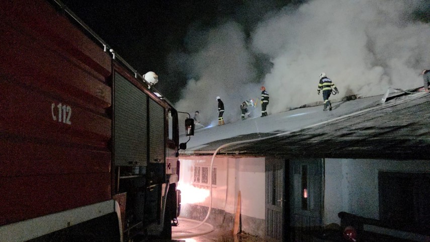 foto incendiu de amploare in judetul suceava doua hale cuprinse de flacari intervin mai multe echipaje foto incendiu de amploare in judetul suceava doua hale cuprinse de flacari intervin mai multe echipaje