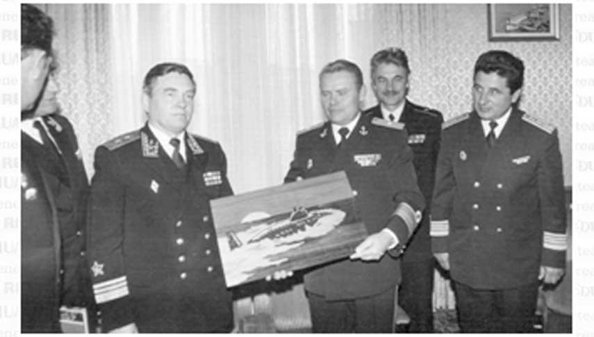 Primirea comandantului marşului şi al submarinului de către contraamiralul Constantin Iordache, locţiitorul comandantului Marinei Militare