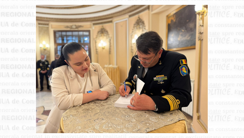 Comandorul dr. ing. Marian Tănase, la sesiunea de autografe de la CerculMilitarNațional. Sursa: Pagina de Facebook a comandorului dr. ing. Marian Tănase