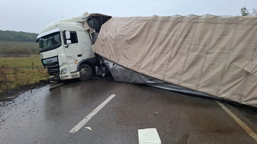 foto accident mortal pe dn 2 in iasi un camion s a rasturnat peste un autoturism doua persoane au murit foto accident mortal pe dn 2 in iasi un camion s a rasturnat peste un autoturism doua persoane au murit