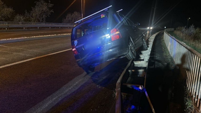 O masina a intrat in parapet in zona Podului IPMC din Constanta!  