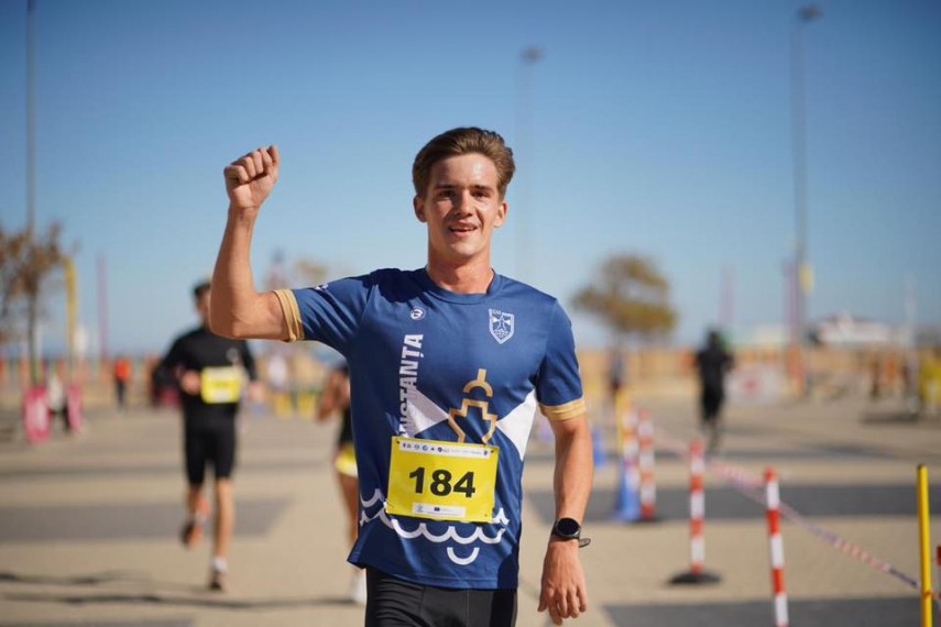 Carol Popa, triatlonist de la CSM Constanța, câștigătorul întrecerii masculine de la cursa competitivă (9,9 km). Sursa foto: Facebook (Facultatea de Educație Fizică și Sport) d