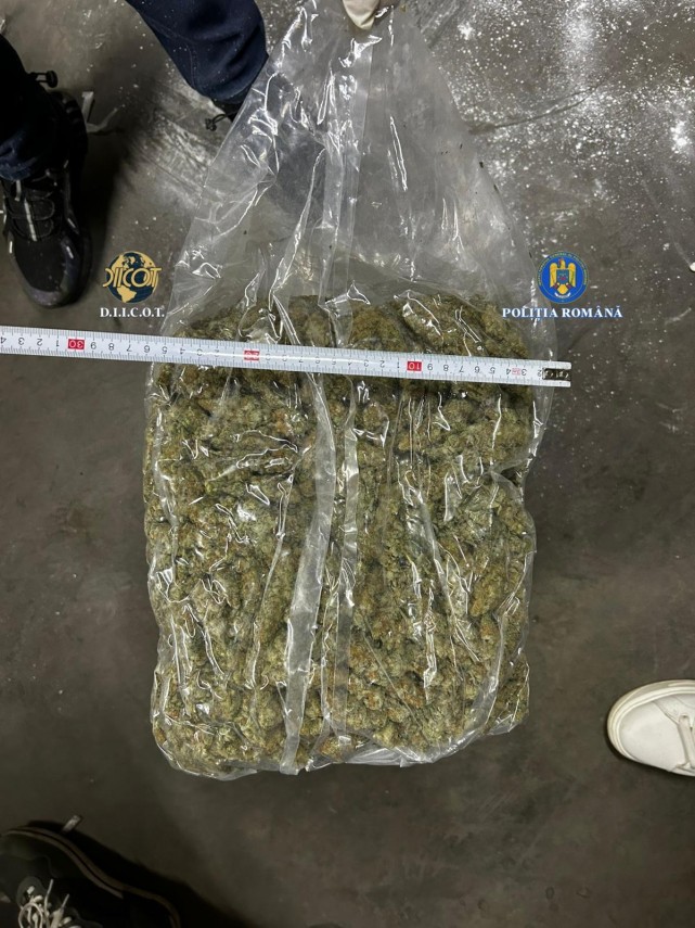 diicot foto afacere cu droguri esuata o femeie si un barbat prinsi in flagrant dupa ce au schimbat 14 diicot foto afacere cu droguri esuata o femeie si un barbat prinsi in flagrant dupa ce au schimbat 14