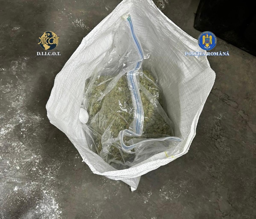 diicot foto afacere cu droguri esuata o femeie si un barbat prinsi in flagrant dupa ce au schimbat 14 diicot foto afacere cu droguri esuata o femeie si un barbat prinsi in flagrant dupa ce au schimbat 14