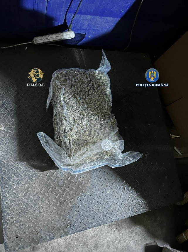 diicot foto afacere cu droguri esuata o femeie si un barbat prinsi in flagrant dupa ce au schimbat 14 diicot foto afacere cu droguri esuata o femeie si un barbat prinsi in flagrant dupa ce au schimbat 14