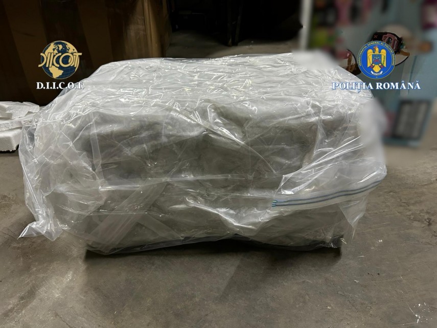 diicot foto afacere cu droguri esuata o femeie si un barbat prinsi in flagrant dupa ce au schimbat 14 diicot foto afacere cu droguri esuata o femeie si un barbat prinsi in flagrant dupa ce au schimbat 14