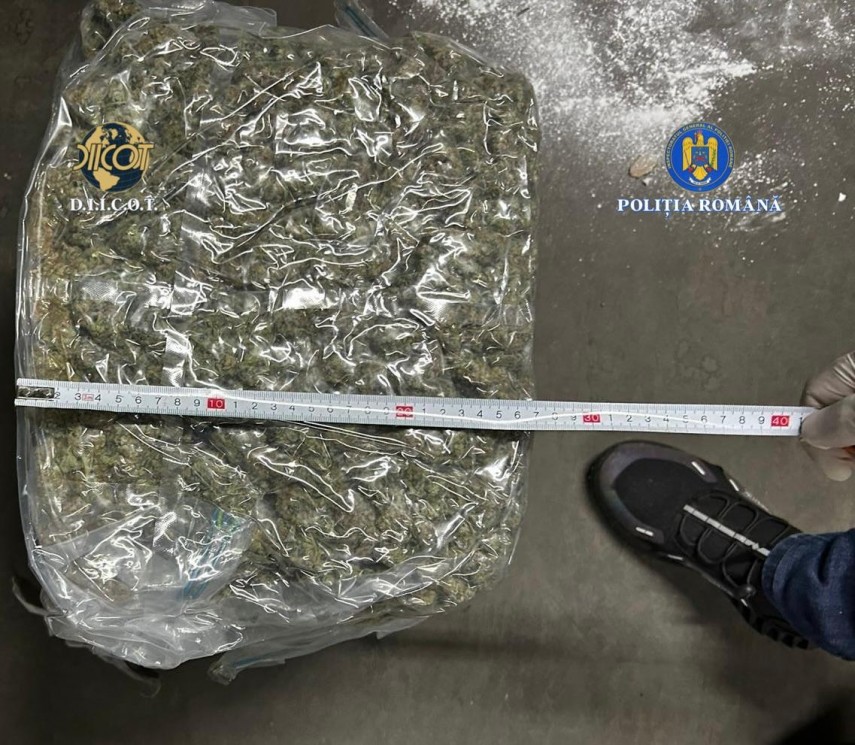 diicot foto afacere cu droguri esuata o femeie si un barbat prinsi in flagrant dupa ce au schimbat 14 diicot foto afacere cu droguri esuata o femeie si un barbat prinsi in flagrant dupa ce au schimbat 14