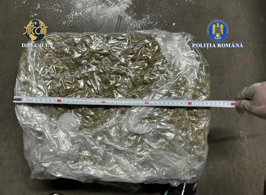 diicot foto afacere cu droguri esuata o femeie si un barbat prinsi in flagrant dupa ce au schimbat 14 diicot foto afacere cu droguri esuata o femeie si un barbat prinsi in flagrant dupa ce au schimbat 14