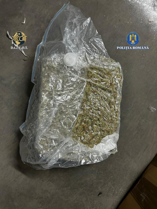 diicot foto afacere cu droguri esuata o femeie si un barbat prinsi in flagrant dupa ce au schimbat 14 diicot foto afacere cu droguri esuata o femeie si un barbat prinsi in flagrant dupa ce au schimbat 14