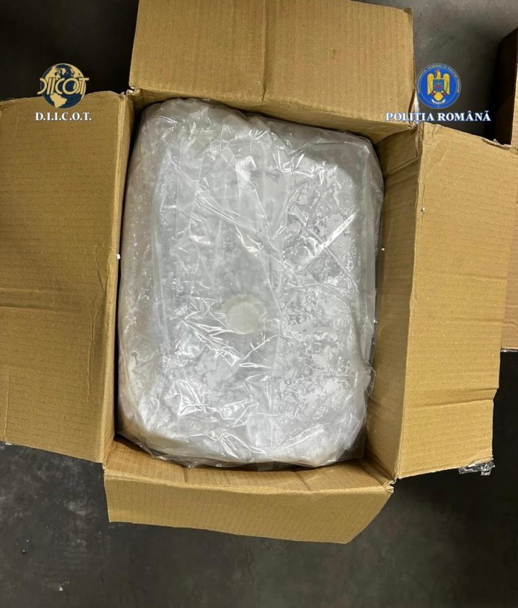 diicot foto afacere cu droguri esuata o femeie si un barbat prinsi in flagrant dupa ce au schimbat 14 diicot foto afacere cu droguri esuata o femeie si un barbat prinsi in flagrant dupa ce au schimbat 14